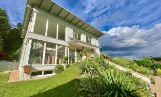            Exklusives neuwertiges Einfamilienhaus in einmaliger Grazer Lage mit Pool, großzügigem Garten & Balkon, Carports
    